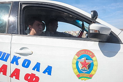 В условиях управляемого заноса: как в Могилевском ДОСААФ повышают навыки водителей