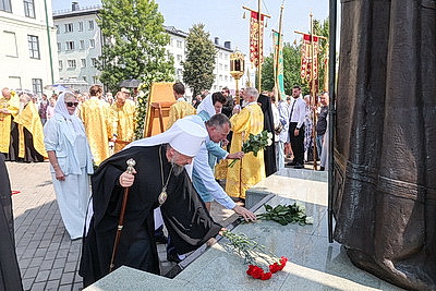Более 500 человек собрались у памятника Георгию Конисскому в Могилеве на памятный молебен