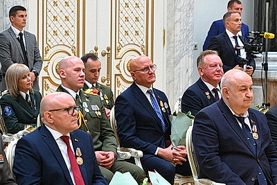 Лукашенко в преддверии Дня народного единства вручил госнаграды заслуженным представителям различных сфер