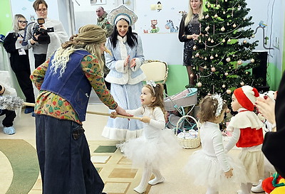 \"Они такие же, как и наши с вами\". Воспитанников дома ребенка в ИК-4 поздравили с Новым годом