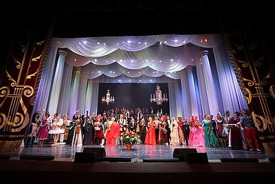 Юбилейный вечер \"Кальман против Штрауса, или Пять и пять - пятьдесят пять\" собрал на сцене весь коллектив музыкального театра