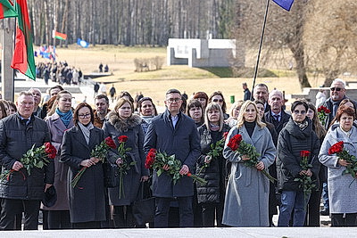 \"Пусть скорбь и печаль обернутся в мужество ваше и силу\". В Хатыни проходит всенародная вахта памяти