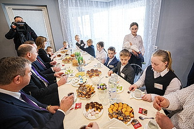 Мамина мечта исполнилась. Многодетной семье из Вилейского района подарили автомобиль