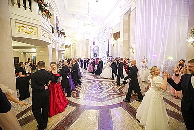 \"Хотя бы на миг почувствовать себя Золушкой, пусть и взрослой\". Большой театр встретил старый Новый год