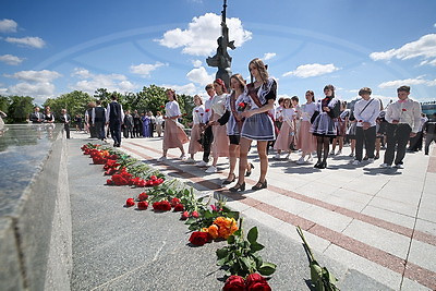 \"Память, которую мы храним\". Столичные выпускники возложили цветы к стеле \"Минск - город-герой\"