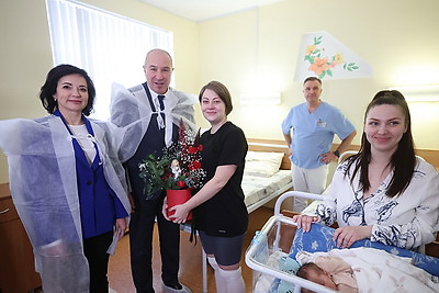 \"На Новый год получили самый важный подарок в жизни\". В Гродно поздравили женщин, родивших 1 января