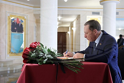 Снопков оставил запись в книге соболезнований в посольстве Казахстана в связи с гибелью военнослужащих