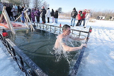 Православные верующие празднуют Крещение Господне