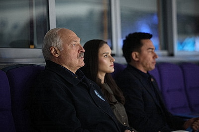 Лукашенко приехал на первую четвертьфинальную игру \"Динамо-Минск\" в плей-офф КХЛ