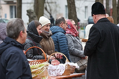 Православные верующие освящают пасхальную трапезу в храмах Беларуси