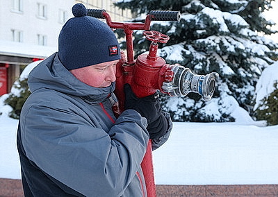 В Витебске на площади Победы заливают каток