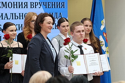 Учащимся и педагогическим работникам Минска вручили свидетельства спецфонда Президента