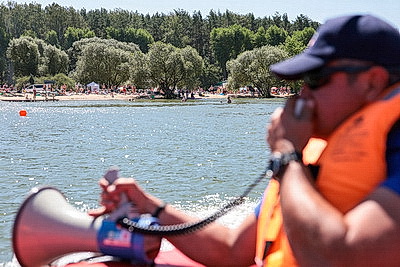 Всегда начеку. Как несут вахту спасатели ОСВОД на Минском море в разгар пляжного сезона