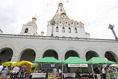 Православные верующие отмечают Медовый спас