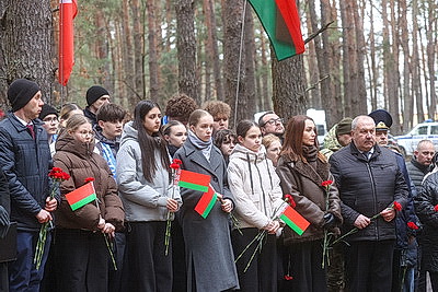 Останки не менее 75 мирных граждан, убитых в 1942 году, перезахоронили в Ветковском районе