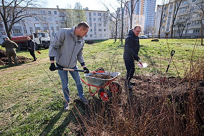 Республиканский субботник: сотрудники Госсекретариата приняли участие в благоустройстве сквера