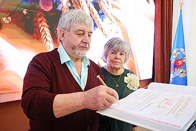 \"Горько!\" в 50-й раз: сразу пять пар отметили золотой юбилей во Дворце гражданских обрядов в Минске