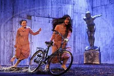 Спектакль \"Земля Эльзы\" прошел в Белорусском государственном молодежном театре