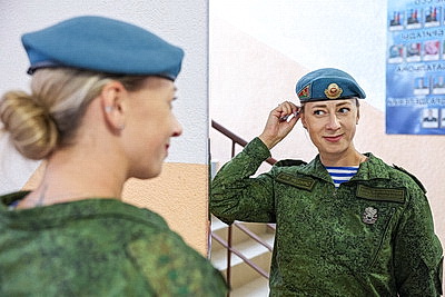 Вожатая с армейской выправкой. Десантница на один день окунулась в работу детского лагеря