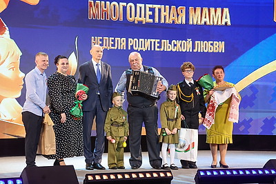 Жемчужины Беларуси. Династии многодетных семей со всей страны поделились историей своего рода и традициями