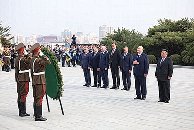 Лукашенко в Пхеньяне возложил венок к монументу \"Освобождение\"