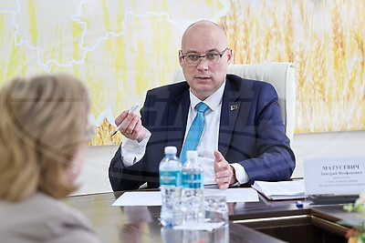 Основной вопрос - земельный. Матусевич провел личный прием граждан в Городке
