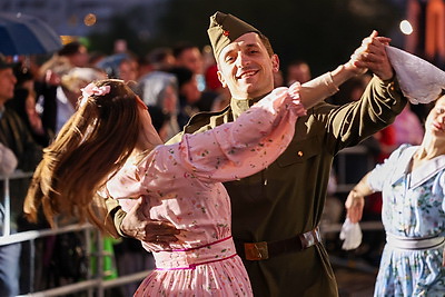 Праздничный концерт \"Дорогами Победы!\" проходит у Дворца спорта