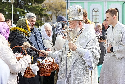 Православные верующие освящают пасхальную трапезу в храмах Беларуси