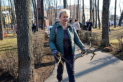 Покраска ограждений, уборка прошлогодней листвы. В Витебске прошел первый городской субботник