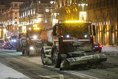 Последствия снегопада устраняют в городах Беларуси