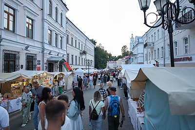 Живая музыка, ярмарки и уличные перформансы: праздничная атмосфера царит на улицах фестивального Витебска