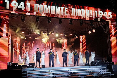 В регионах акция \"Споем \"День Победы\" вместе\" и фейерверк завершили празднование 9 Мая