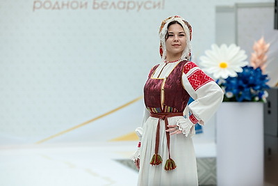 От традиций к современности. Около 300 участниц собрал в Минске форум \"Труд. Созидание. Будущее\"