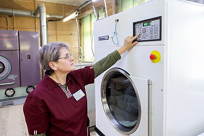 \"Ценовой фактор - решающий\". Как в полоцком доме быта сохраняют популярные у населения услуги