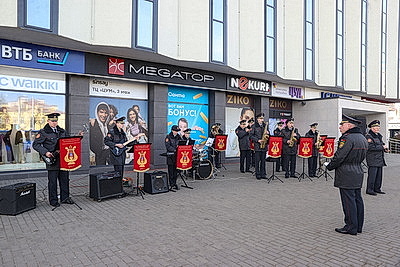 Плац-концерты, море цветов и теплых слов. В Бресте мужчины поздравили женщин