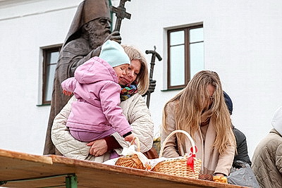 Православные верующие освящают пасхальную трапезу в храмах Беларуси