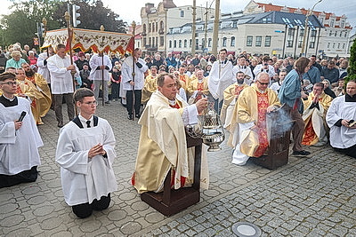 Крестный ход в честь праздника Божьего Тела прошел по улицам Гродно