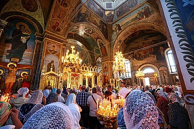 Православные верующие отмечают Яблочный Спас