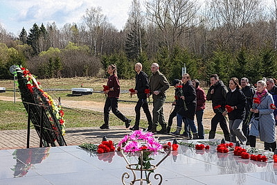 Республиканский субботник: коллектив Администрации Президента принял участие в благоустройстве мемориального комплекса и посадке леса