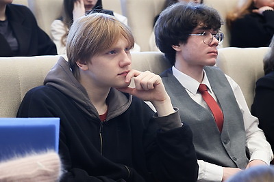 \"Впечатляет буквально все\". Участники \"Первого шага в науку\" о масштабе конференции и современных разработках