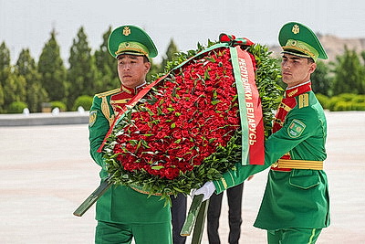 Премьер-министр Беларуси посетил мемориальный комплекс \"Народная память\" в Ашхабаде