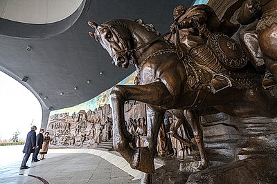 Турчин возложил венок к монументу Независимости в Ташкенте