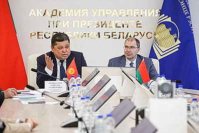 \"Нам есть чему учиться\". Председатель ЦИК Кыргызстана о работе с населением в Беларуси