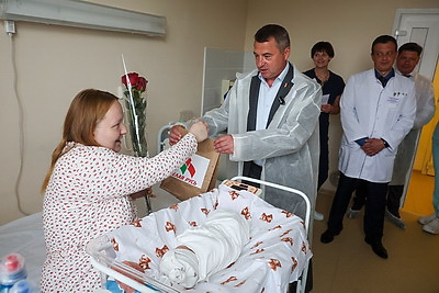 В Беларуси поздравили мам, родивших в День Независимости