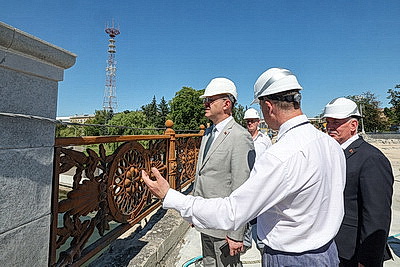 Работа не останавливается и ночью. Как ремонтируют мост через Свислочь в Минске