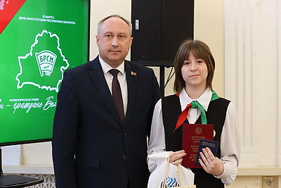 \"Люблю нашу страну за спокойствие, традиции и природу\". В Брестской области вручили паспорта лучшим учащимся