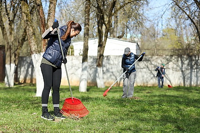 Республиканский субботник: команда БЕЛТА помогла навести порядок в социальном пансионате \"Малиновка\"