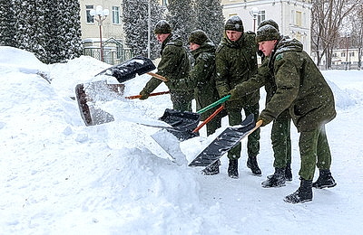 Последствия снегопада устраняют в городах Беларуси