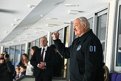 Лукашенко приехал на первую четвертьфинальную игру \"Динамо-Минск\" в плей-офф КХЛ