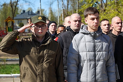 Торжественная отправка новобранцев на срочную военную службу прошла в Минске и регионах Беларуси